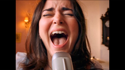 Meryem Saral, Sängerin der Band "Angelic In Jeans" hinte reinem Mikrofon.