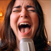 Meryem Saral, Sängerin der Band "Angelic In Jeans" hinte reinem Mikrofon.