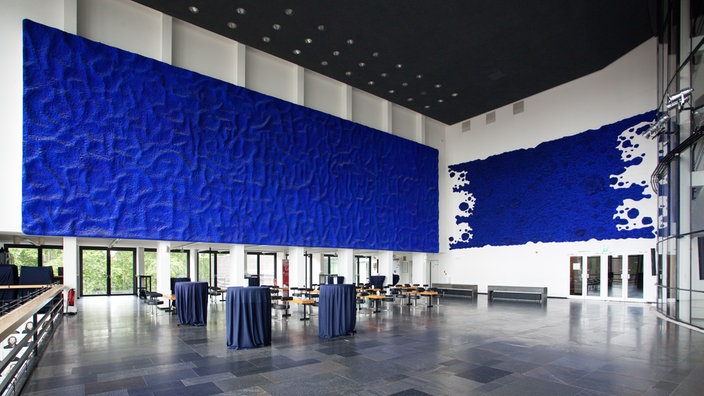 Foyer vom "Musiktheater im Revier" mit großflächigen, blauen Kunstwerken von Yves Klein.