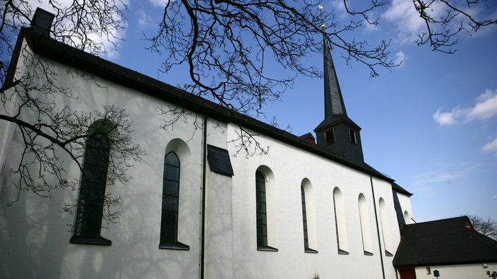 Außenansicht der Pfarrkirche Sankt Katharina in Blankenberg.