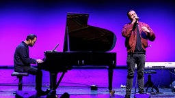 Danger Dan und Igor Levit beim Benefizkonzert für Ukraine im Berliner Ensemble 2022.