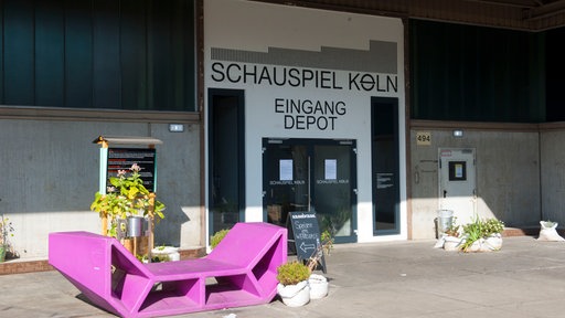 Eingang zum "Depot" - der Ausweichspielstätte des Schauspiel Köln