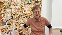 Gaby Kutz vor einem ihrer Ölbilder in ihrer Galerie.
