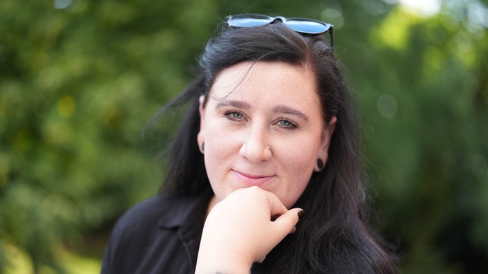 Porträtaufnahme von Schriftstellerin Lena Schätte.