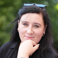 Porträtaufnahme von Schriftstellerin Lena Schätte.