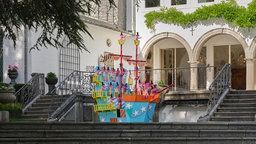 Das "Schiff" von Claus Richter vor dem Gebäude der Peter und Irene Ludwig Stiftung – Projekt "Vor Ort", 2026, Aachen.