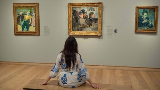 Symbolbild: Ein Mensch betrachtet Kunst im Museum.