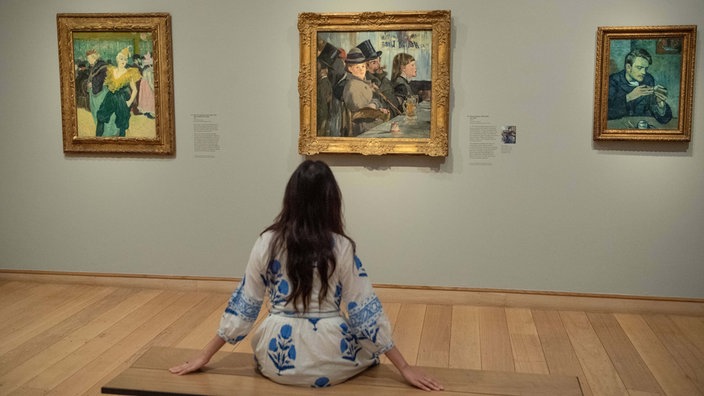 Symbolbild: Ein Mensch betrachtet Kunst im Museum.