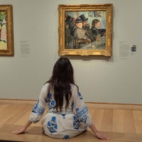 Symbolbild: Ein Mensch betrachtet Kunst im Museum.