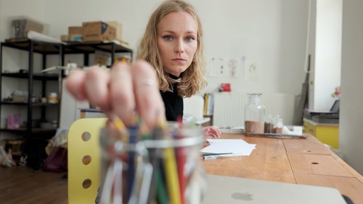 Bildhauerin Pascale Feitner in ihrem Atelier.