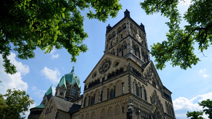 Außenansicht vom Quirinus-Muenster in Neuss.