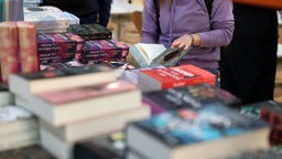 Bücher liegen am Stand eines Buchverlages in den Hallen auf der Leipziger Buchmesse.