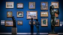 Ausstellungsansicht: Besucherinnen vor mehreren Gemälden aus dem 19. Jahrhundert im Wallraf-Richartz-Museum.