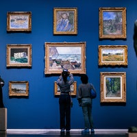 Ausstellungsansicht: Besucherinnen vor mehreren Gemälden aus dem 19. Jahrhundert im Wallraf-Richartz-Museum.