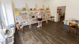 Ein Besucher steht vor den Regalen des Ladenlokals in Gelsenkirchen-Ückendorf und blättern in einem Buch.
