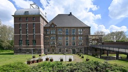 Blick über den Park auf das Schlossgebäude am 13.05.2021