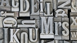Buchstaben einer Schriftart aus Metall