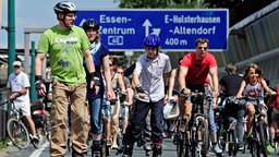 Für die Aktion Still-Leben Ruhrschnellweg im Rahmen der Ruhr 2010 wurde am 18.07.2010 die A40 über eine Strecke von 60 km für dem PKW Verkehr gesperrt. Inlineskater und Fahrradfahrer fahren auf der Autobahn.