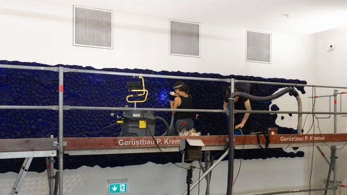 Reinigungsarbeiten am Wandrelief von Yves Klein im Musiktheater im Revier in Gelsenkirchen.