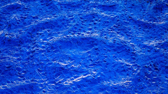 Nahaufnahme des Wandreliefs von Yves Klein.