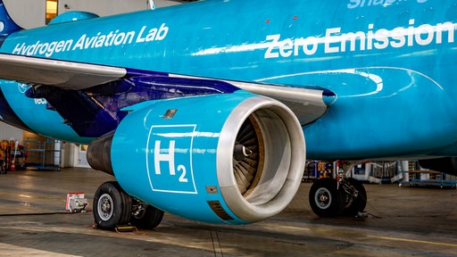 Ausgemustertes Flugzeug des Typs Airbus A320 wird im DLR-Projekt EXACT zum Wasserstofflabor. Foto aus einem Hangar vom 28.10.2022