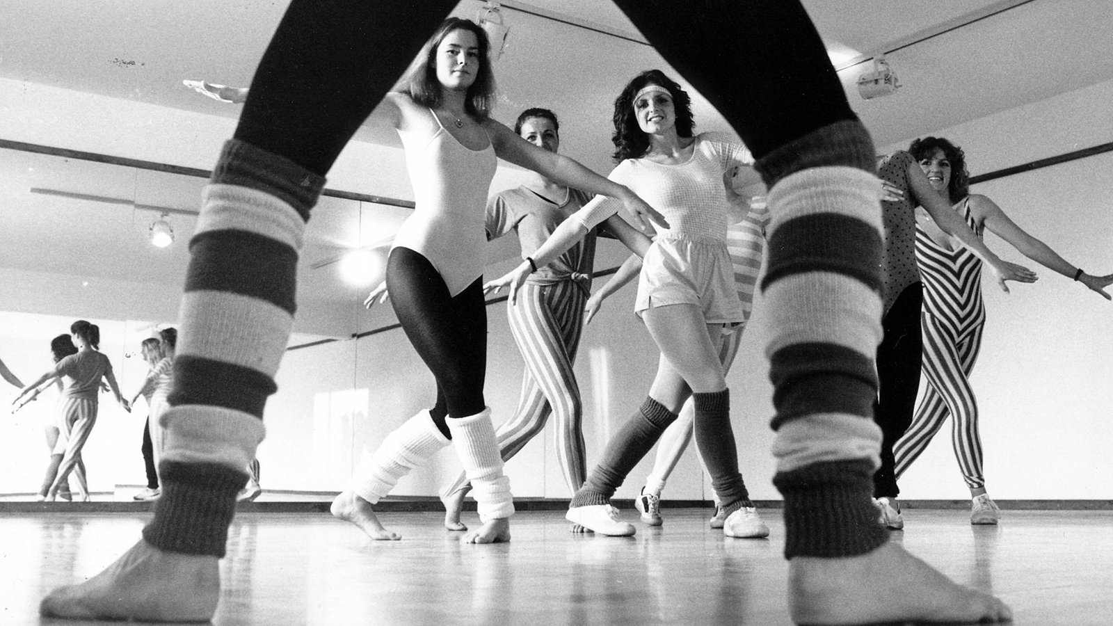 Junge Frauen in modischen Aerobic-Outfits 1983