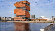 WDR 4 4-Freunde-Flussreise: Blick übers Wasser auf das MAS-Museum in Antwerpen