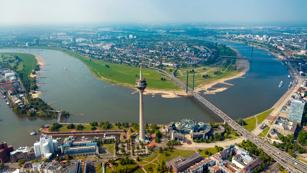 Blick von oben auf den Düsseldorfer Rheinturm und das Rheinknie
