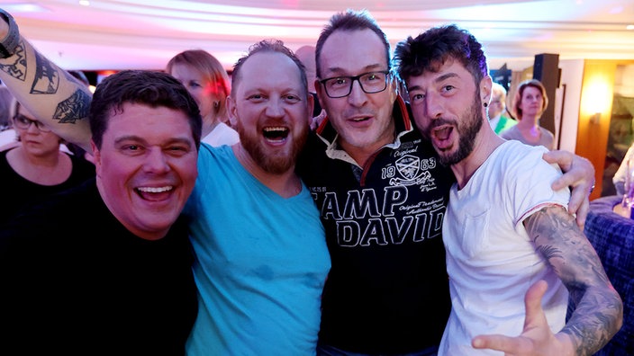 Vier Männer feiern gemeinsam bei der Disco 44 auf der 4 Freunde-Flussreise