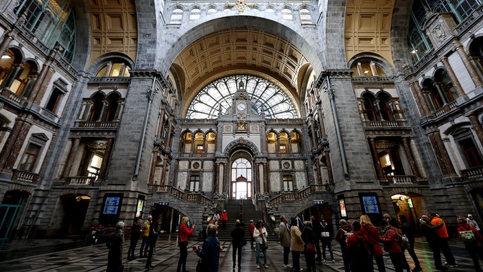 Blick in die Eingangshalle des Bahnhofs in Antwerpen