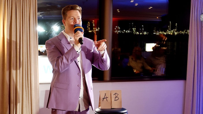 WDR 4-Moderator Bastian Bender an Bord der VIVA TIARA am Mikrofon
