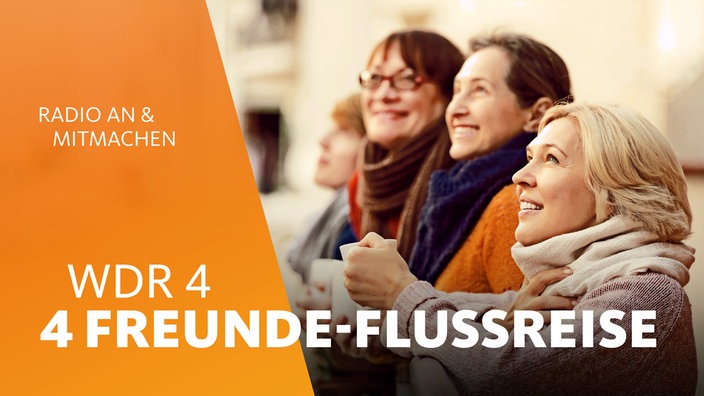 Vier Freunde stehen auf einem Schiff, wärmen sich an Teetassen und blicken fröhlich nach oben