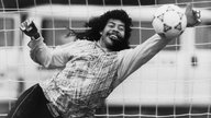 René Higuita, Torhüter der kolumbianischen Fußballnationalmannschaft, wehrt am 6.6.1990 im Weltmeisterschaftstraining in Bologna einen Ball ab