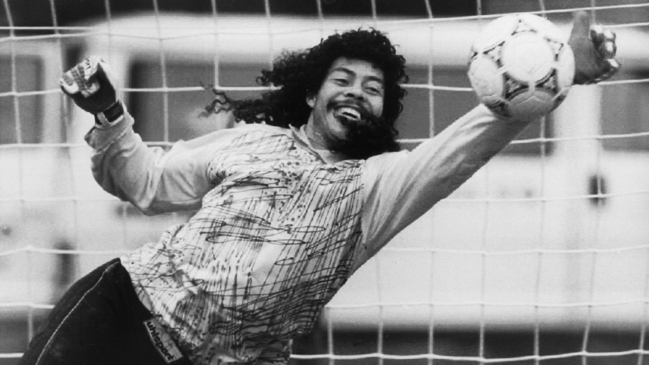 René Higuita, Torhüter der kolumbianischen Fußballnationalmannschaft, wehrt am 6.6.1990 im Weltmeisterschaftstraining in Bologna einen Ball ab