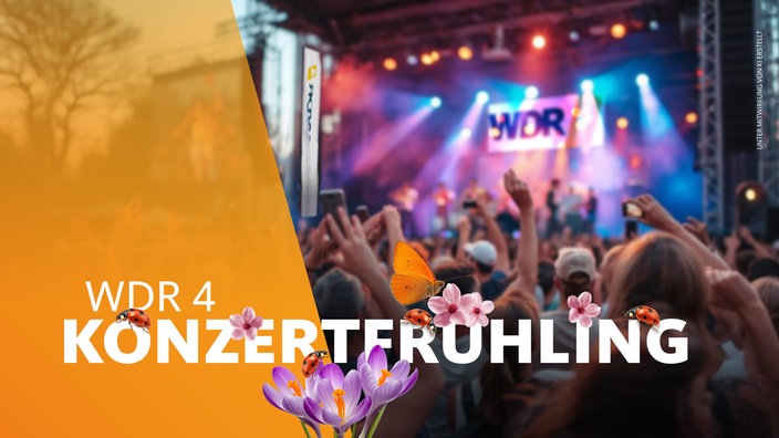 Eine Open-Air-Konzertsituation mit Publikum und Bühne, davor ein Schriftzug mit Frühlingsmotiven: Blüten, Käfer, Schmetterling