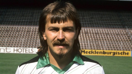Ewald Lienen mit Vokuhila und Oberlippenbart im Trikot von Borussia Mönchengladbach (1986)