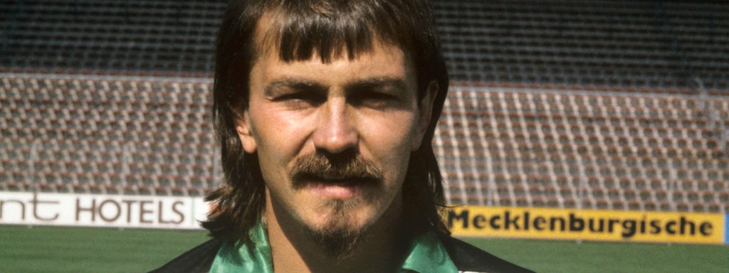 Ewald Lienen mit Vokuhila und Oberlippenbart im Trikot von Borussia Mönchengladbach (1986)