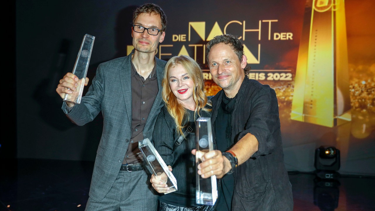 Matthias Petsche, Inga Humpe und Tommi Eckart bei der Verleihung des Deutschen Fernsehpreises 2022
