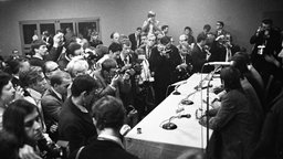 Die Beatles bei einer gut besuchten Pressekonferenz 1966 in der Essener Grugahalle