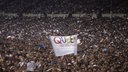 Queen Live at Wembley Stadium, 11th July 1986, Blick in die Masse, die ein Transparent mit der Aufschrift "Queen" hochhält
