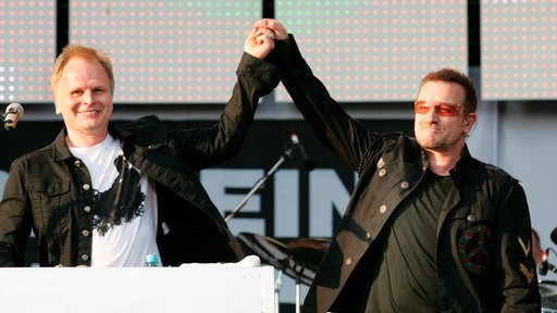 Herbert Grönemeyer gemeinsam mit Bono beim "Voices against Poverty"-Konzert in Rostock (2007)