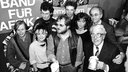 Herbert Grönemeyer, Ina Deter, Klaus Lage, Willy Millowitsch, Alfred Biolek und Mitglieder diverser Pop-Bands bei einem Gruppenfoto im Rahmen des Projekts "Band für Afrika" (1985)