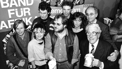 Herbert Grönemeyer, Ina Deter, Klaus Lage, Willy Millowitsch, Alfred Biolek und Mitglieder diverser Pop-Bands bei einem Gruppenfoto im Rahmen des Projekts "Band für Afrika" (1985)
