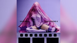 Das Cover des Albums "Confessions II" von Madonna zeigt die Sängerin halb verhüllt im lila Party-Outfit auf Lautsprechern sitzend