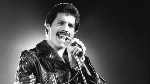 Freddie Mercury von der Band Queen bei einem Auftritt 1980