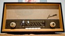 Altes Radiogerät mit Holzrahmen und Drehknöpfen der Marke "Simonetta Stereo-Großsuper" aus dem Jahr 1965 