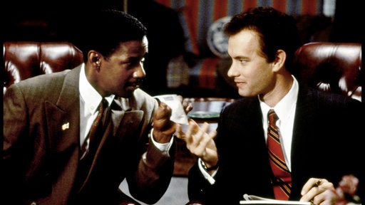 Filmszene aus "Philadelphia" (1993): Die beiden Anwälte Andrew Beckett (Tom Hanks) und Joe Miller (Denzel Washington) im Gespräch