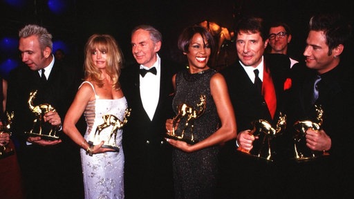 (v.l.n..r) G. Hawn, H. Juhnke, W. Houston, U. Jürgens bei der Bambi Verleihung 1999