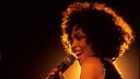 Whitney Houston während eines Auftritts in der Wembley Arena (1988)