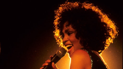 Whitney Houston während eines Auftritts in der Wembley Arena (1988)